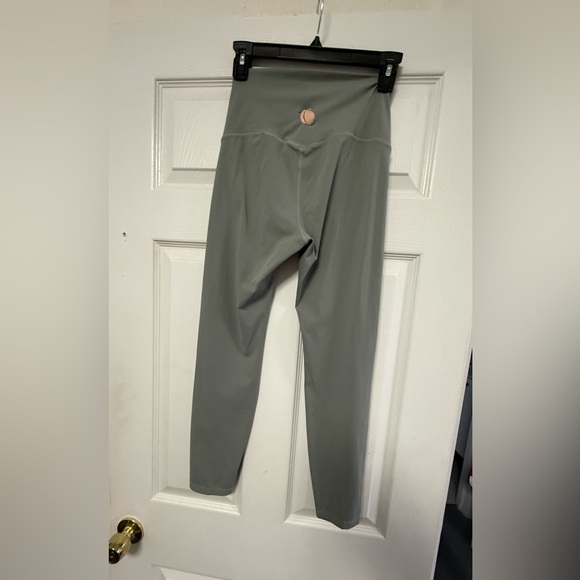 Two-Piece Gray Activewear Set | High-Waisted Leggings & Sports Bra like new - Picture 4 of 14